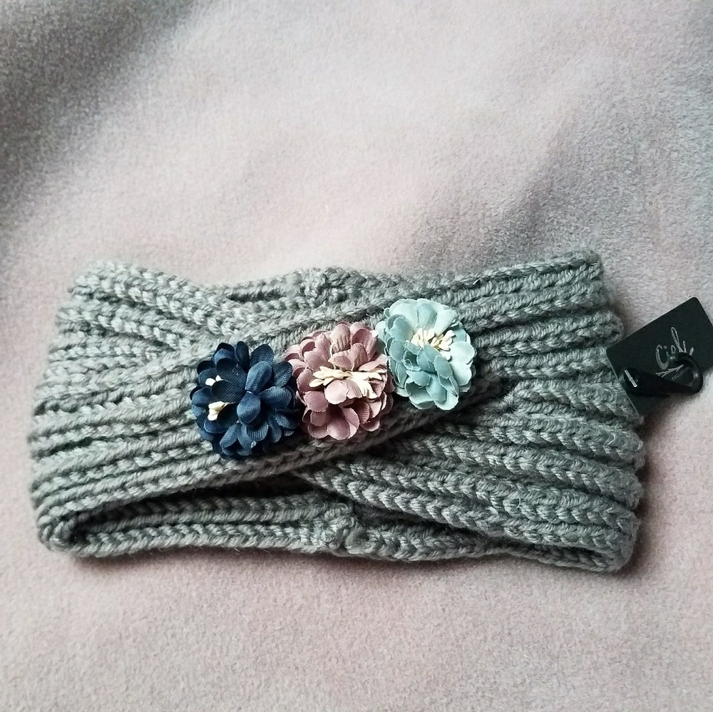 Gray knitted headband with floral applique